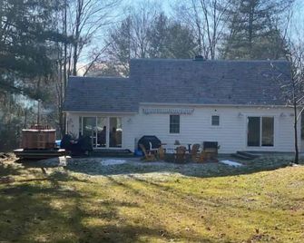 Modern Hudson Valley Creekside Retreat + Hot Tub! - Hyde Park - Building