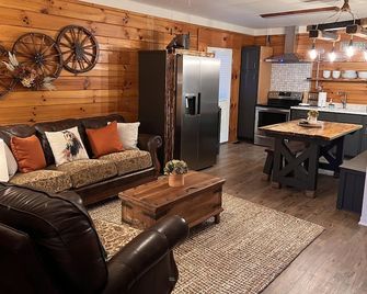 Horse Cabin at The Natural State Cabins - Hot Springs - Living room