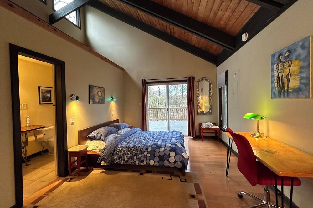 Secluded Two-Bedroom Cottage Rental with Hot Tub and Fireplace in Woodstock, New York - ساوجرتيس - غرفة نوم