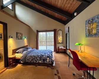 Secluded Two-Bedroom Cottage Rental with Hot Tub and Fireplace in Woodstock, New York - ساوجرتيس - غرفة نوم
