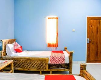 Zury Homestay - Kuta - Bedroom