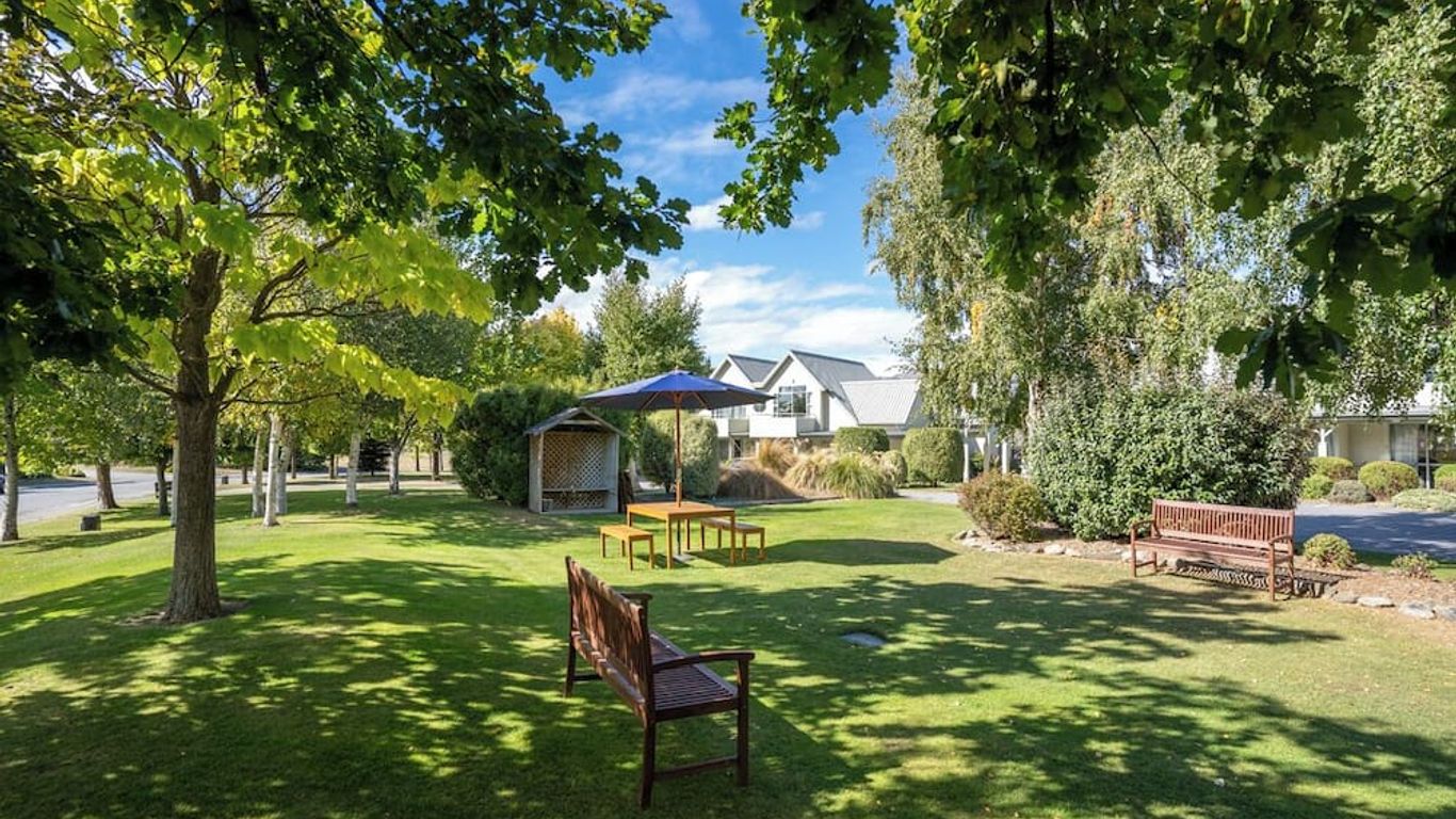 Colonial Manor Motel