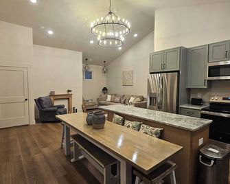 Charming 3-bedroom farmhouse in wonderful Seneca with Sunset views over the farm - Seneca - Küche