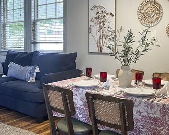 Charming Carriage House in the Heart of Kennett - Kennett Square - Dining room