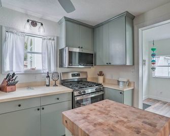 Tampa Bay Area Cottage with Gas Grill and Fire Pit! - Safety Harbor - Kitchen