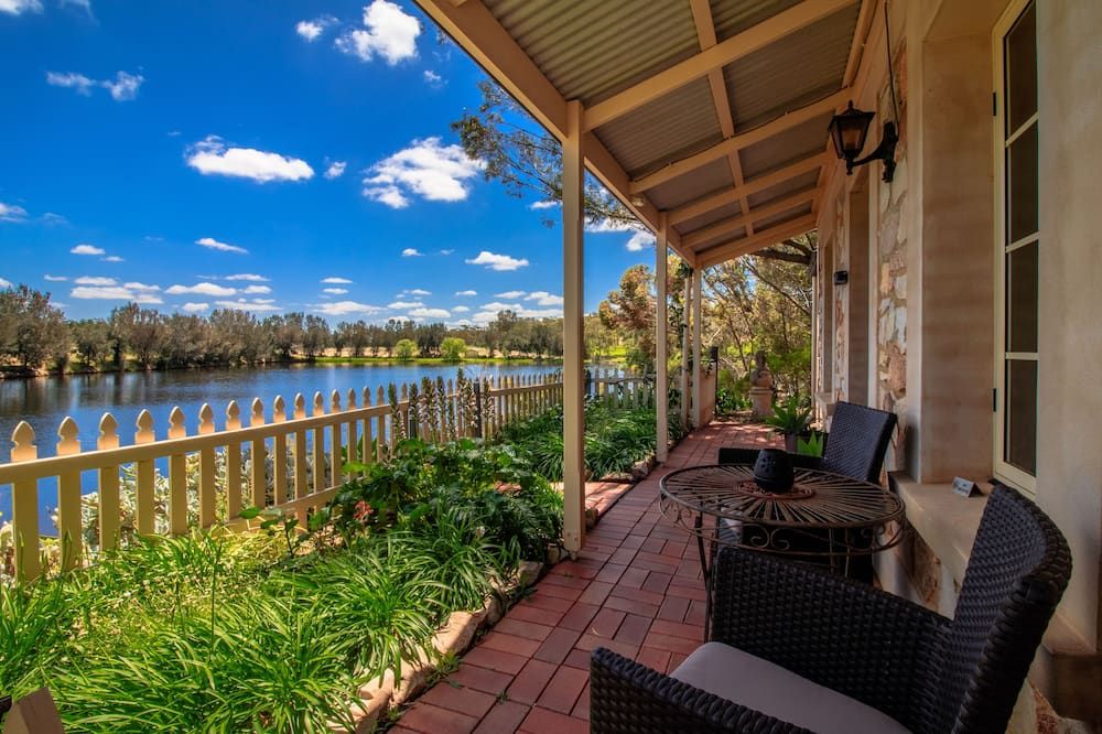 Stonewell Cottages and Vineyards