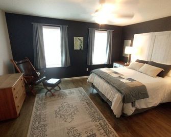 Highway 2 Modern Cottage - Cut Bank - Bedroom