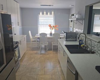 Spacious 4-bedroom house in charming Wichita Falls near airbase with WiFi, AC - Wichita Falls - Kitchen