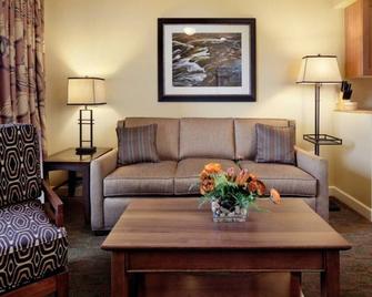 Condo Nearby Grand Geneva Resort Ski Golf Fall Leaves - Lake Geneva - Living room