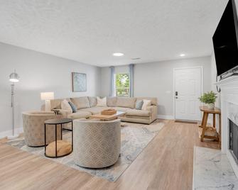 Sutherland Retreat 3BR 2BA and 2 car garage - Spring Hill