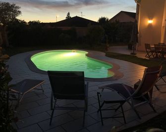 quiet studio bathroom kitchen wc swimming pool & parking - Viriat - Pool