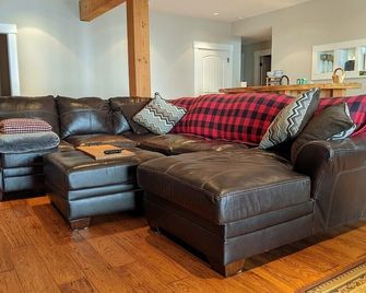 Mountain House of Wonder - Qualicum Beach - Living room