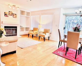 Furnished 4bd-3ba Union City Home Central Location - Union City - Living room