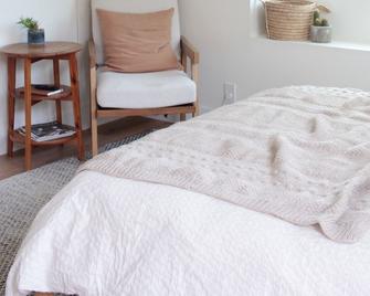 Beautiful Private Studio w/ patio - 1.7 miles from beach - Huntington Beach - Bedroom