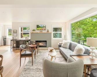 Lush 5br@creek, Fire Pit, Lg Family & Pet Ready Weekend Speclal - Seattle - Living room