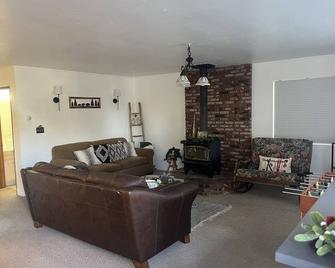 Cozy Wrightwood Home Away From Home-Walk to Town Near Mtn High Ski Resort - Wrightwood - Sala de estar