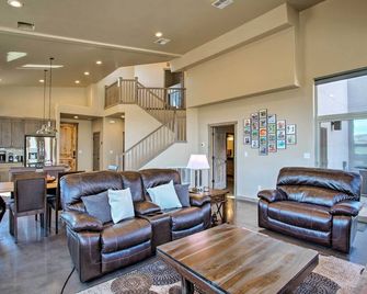 Upscale Moab Townhome with Hot Tub 20 Min to Arches - Moab - Sala de estar