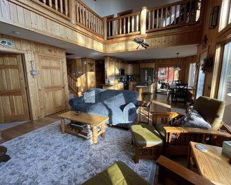 4BR/2BA Lakeside Home ideal for experiencing the beauty of the North Woods - Pequot Lakes - Sala de estar
