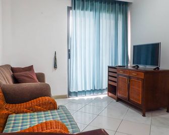 Spacious Classic 1BR Apartment at Taman Beverly - Surabaya - Sala de estar