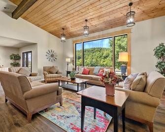 Brush Creek Ranch-On 112 Acres of Land - Sleeps 12 - Little Flock - Living room