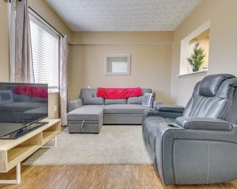 Convenient Dayton Vacation Rental Near Downtown! - Dayton - Living room