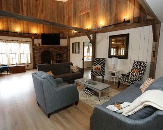 Unique, rustic 4-bedroom cabin near Seward, NE with all the comforts of home. - Seward - Living room