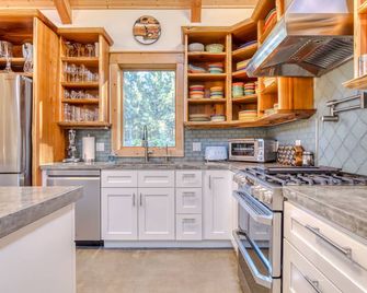 Boutique Cabin. Beautiful. Luxurious. Hot Tub. Path to Beach. - Long Beach - Kitchen