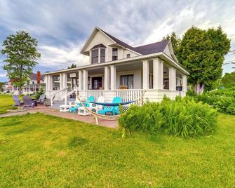 Waterfront Alanson Cottage with Dock and Lake Access! - Alanson - Building