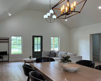 3 bedroom 2 bath home in west Dickson with beautiful views! - Dickson - Їдальня