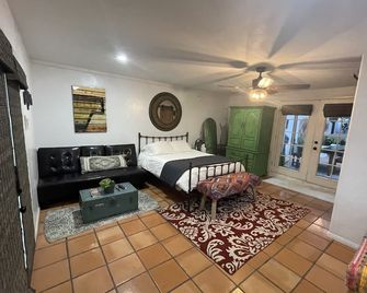 Centrally Located, Private Bungalow with AC and parking space - سان دييغو - غرفة نوم