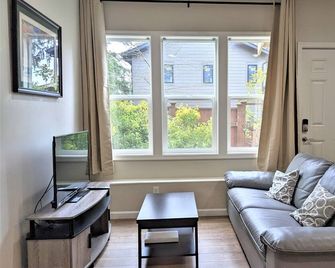 Cozy two bedroom in quiet neighborhood - Kenmore - Living room