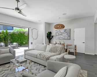 South Palm Springs Modern - 2 lux ensuites, private pool and spa! garage, gated! - بالم سبرينغس - غرفة معيشة