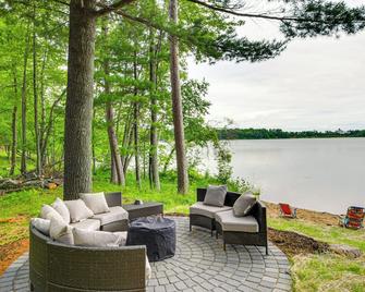 Renovated Brainerd Cabin on Lake: Fish & Swim! - Brainerd - Patio