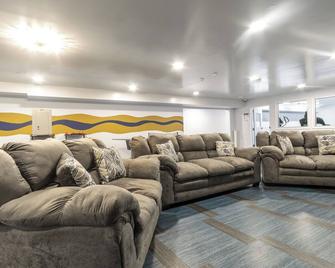 Grand Monarch! Best for Extended Stays! - Johnson City - Living room