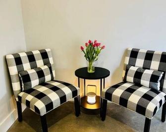 The Retreat: Hottub/Firepit/Wineries/Beach/Nature - Stevensville - Вітальня