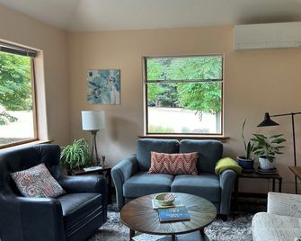 Enchanting meadow retreat 2-bedroom cottage on beautiful Whidbey Island - Clinton - Sala de estar