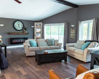 Lake Nipissing Country Paradise - Callander - Living room
