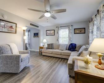 Cozy Kentucky Retreat - Deck, Near Ark Encounter! - Dry Ridge - Living room