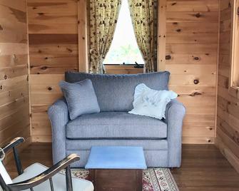Fells Meadows Farmhouse on Country Property - Colborne - Living room