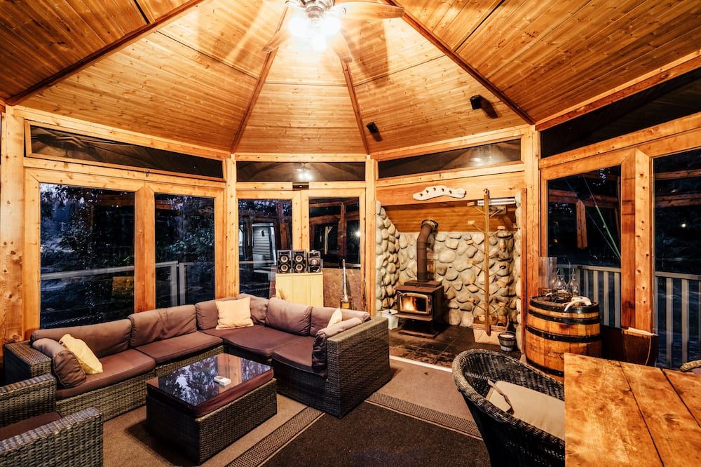 Your Private Resort Awaits! Come make memories no matter what the season. - Port Alberni - Wohnzimmer
