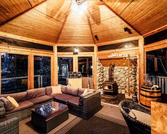 Your Private Resort Awaits! Come make memories no matter what the season. - Port Alberni - Wohnzimmer