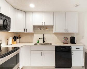 Cozy remodel Bsm Apt @silicone slopes 20 min to Sundance resort - Lehi - Kitchen
