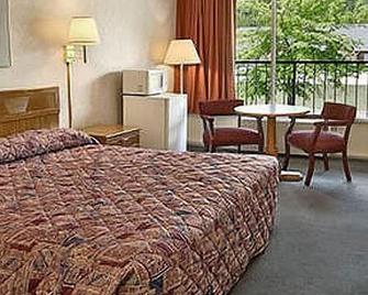 Town and Country Inn Suites Spindale - Spindale - Bedroom