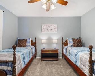 Bright Batavia Home-3bdrmw/Yard! - Batavia - Спальня