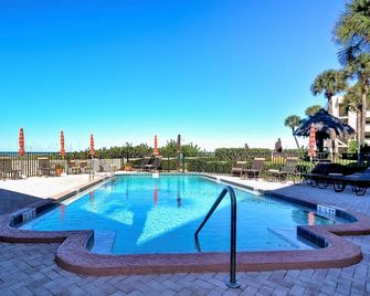 Mont Martre Condo 216 Beachfront 2 bedroom 2 bath at Mont Martre Condos 23117 - Belleair Beach - Pool