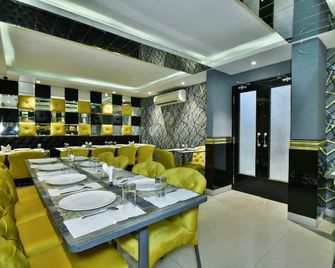 Hotel Puri Palace - אמריצר - מסעדה