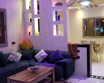 Safe, well-equipped, well-furnished and very quiet apartment to rent for families - Meknès - Salon