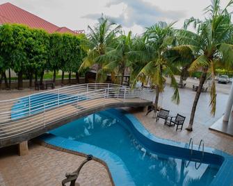 Crystal Rose Ambassador Hotel - Kumasi - Piscina