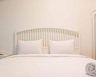 Cozy and High Floor Studio Room at Vida View Makassar Apartment By Travelio - Makassar - Habitación