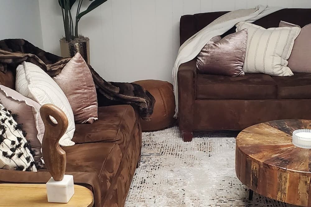 Cozy Fully Furnished 2 Bedroom Unit